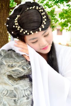 琉璃电视剧封面，紫色仙境中男女主角相望，古装仙侠免费在线观看