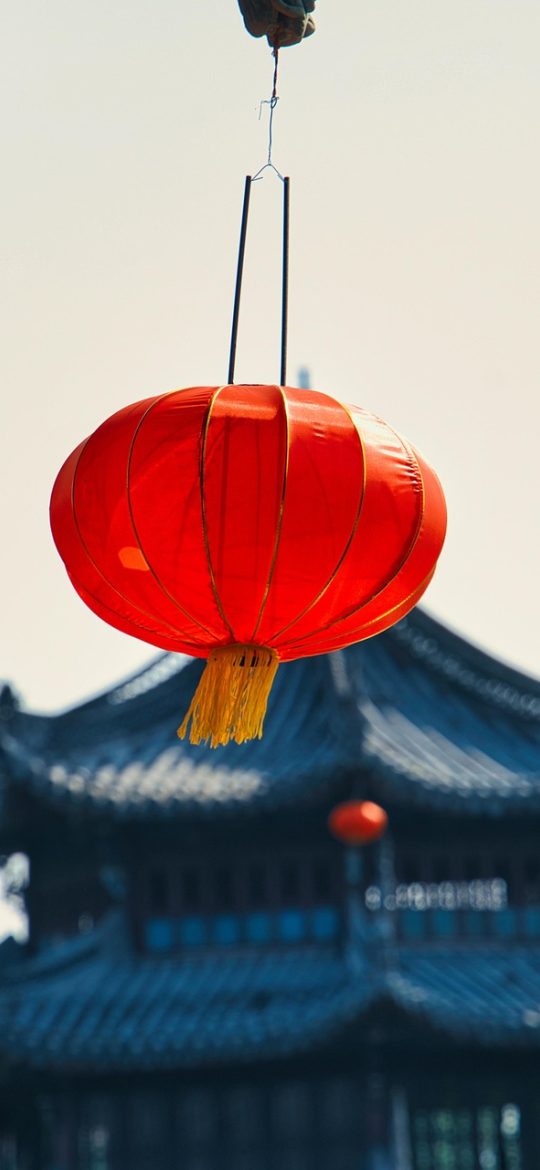 琉璃免费观看电视剧全集 琉璃追剧 App 首页竖屏截图，深紫夜空配色下分区陈列最近更新的古装剧集卡片，每张卡片标注集数与完结状态